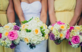 Flowers in the hands of bridesmaids
