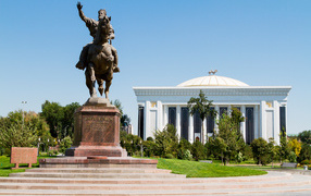 Центральный  парк Ташкента памятник Амиру Тимуру  