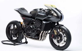 Черный мотоцикл Honda CB4 Interceptor на белом фоне