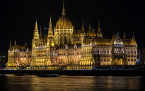 Красивое здание  венгерского парламента у реки ночью, Будапешт. Венгрия 