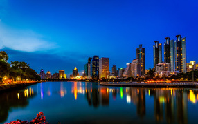 Ночной Бангкок отражается в воде, Таиланд  