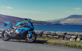 Голубой мотоцикл BMW S1000RR на фоне воды