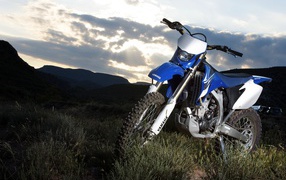 Мотоцикл Yamaha на траве в горах 
