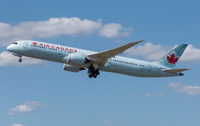 Большой пассажирский самолет Boeing 787-9 авиакомпании Air Canada в небе