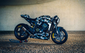 Спортивный мотоцикл Honda CB1000R у стены