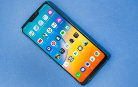 Смартфон  LG G7 ThinQ на голубом фоне