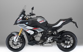 Гоночный мотоцикл BMW S1000 на сером фоне