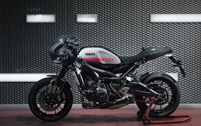 Мотоцикл Yamaha Tuning XSR90 вид сбоку