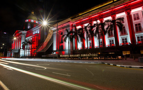 Красное здание национальной галереи Сингапура ночью, Азия 