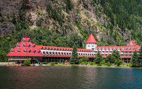 Большая гостиница у воды в горах, Канада 