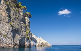 Каменный утес с аркой в море, остров Закинтос. Греция