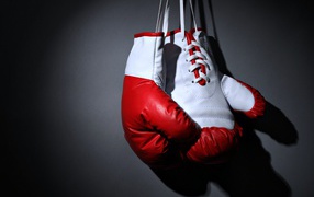 Красные боксерские перчатки на сером фоне