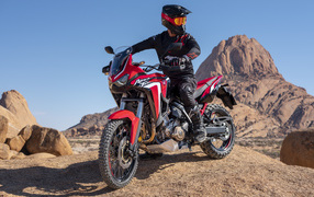 Красный спортивный мотоцикл Honda CRF1100L Africa Twin, 2021 года на бездорожье