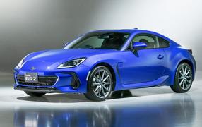 Синий автомобиль Subaru BRZ 2021 года вид спереди