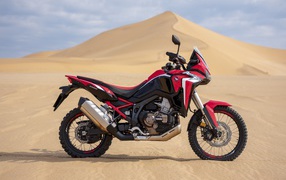 Мотоцикл Honda CRF1100L Africa Twin, 2020 года в пустыне