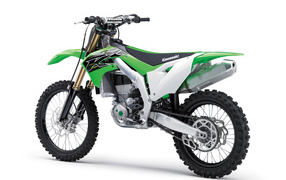 Зеленый мотоцикл Kawasaki KX450 на белом фоне