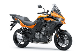 Большой мотоцикл Kawasaki Versys 1000 SE LT на белом фоне