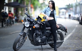 Красивая девушка азиатка на мотоцикле 