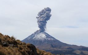 Дым над действующим вулканом Попокатепетль, Мексика