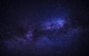 Млечный путь и звезды в синем ночном небе
