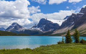 Голубая чистая вода в озере у гор, Канада
