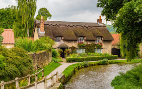 Красивый старый дом у водного канала, Англия 