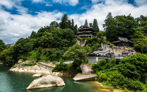 Храм на берегу горы у реки, Япония