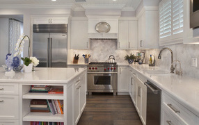 Красивая белая кухня с двухкамерным холодильником 