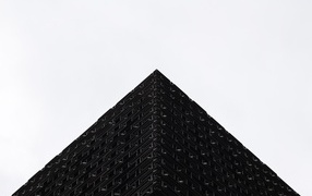 Черная 3д пирамида на белом фоне