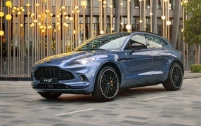 Автомобиль Aston Martin DBX у здания