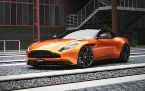 Оранжевый автомобиль Aston Martin DB11
