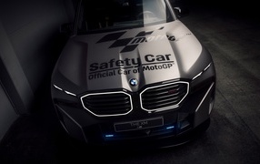 Автомобиль BMW XM Label Red MotoGP Safety Car 2024 года