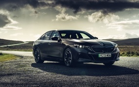 Черный автомобиль BMW I5 M60 XDrive 2023 года