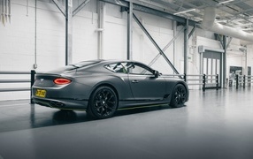 Вид сзади на автомобиль Bentley Continental GT V8 S