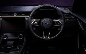 Черный кожаный салон автомобиля Jaguar F-Pace SVR