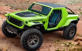 Зеленый автомобиль Jeep Scrambler 392 Concept 2023 года