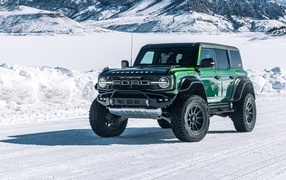 Зеленый джип Hennessey VelociRaptor 500 Bronco 2023 года на снегу
