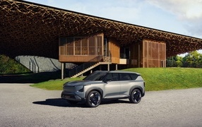 Серебристый внедорожник Kia EV5 Concept 2023 года у дома