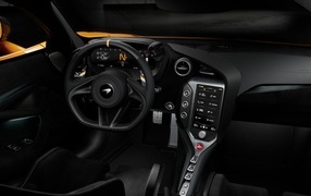 Черный салон автомобиля McLaren 750S 60th Anniversary Edition