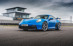 Синий автомобиль Porsche 911 GT3 MT 2021 года