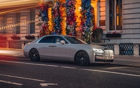 Серебристый автомобиль Rolls-Royce Ghost 2023 года