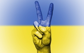 Рука с флагом Украины