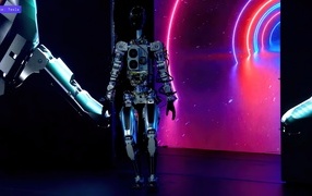 Робот Tesla Optimus на  презентации