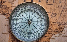 Большой компас лежит на старой карте