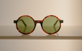 Солнечные очки в коричневой оправе