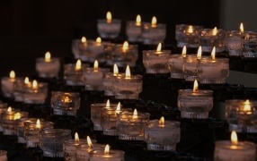 Много зажженных маленьких свечей