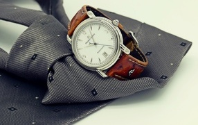 Мужские наручные часы и галстук