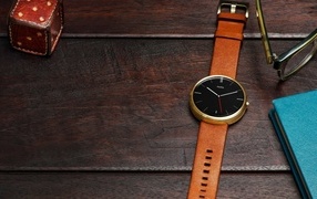 Мужские наручные часы на деревянном столе с блокнотом и очками