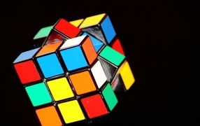 Разноцветный кубик Рубика на черном фоне