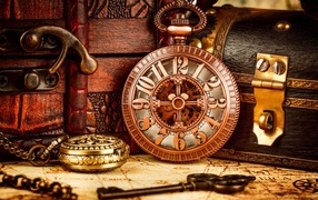 Старые карманные часы, шкатулка и ключ